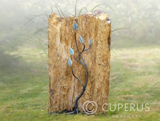 Natuurlijke versteend houten stam met bronzen boompje