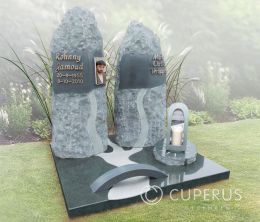 Klein grafmonument met zuilen en foto