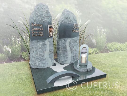 Klein grafmonument met zuilen en foto