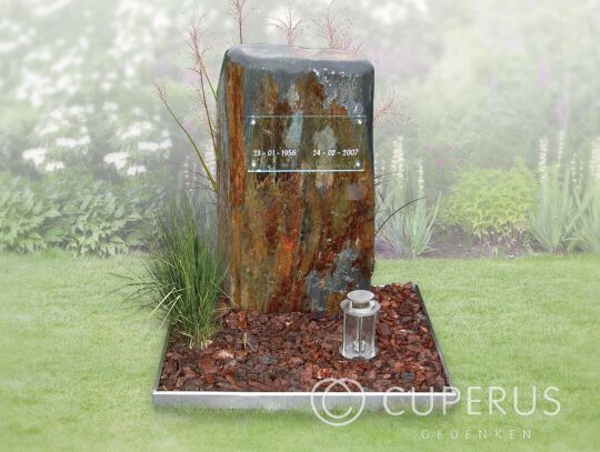 Ruwe grafsteen met glazen tekstplaatje en graflantaarn