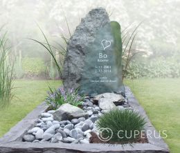 Natuurlijk grafmonument met zwerfkei en glas