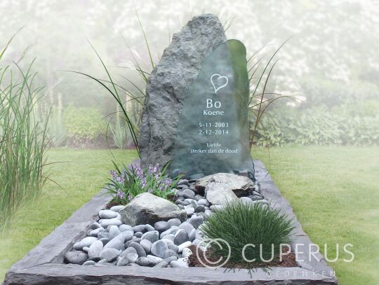 Natuurlijk grafmonument met zwerfkei en glas