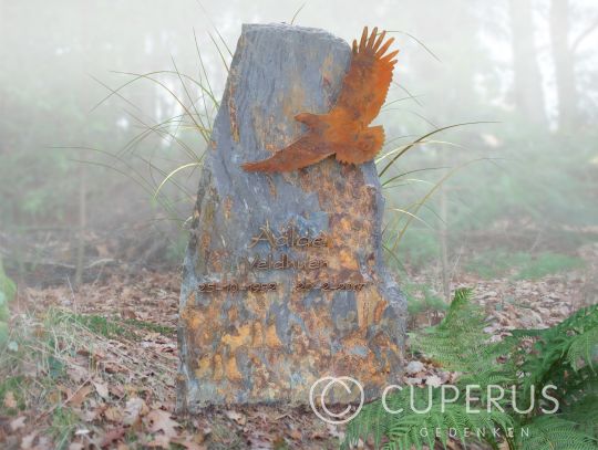 Ruwe grafsteen met Cortenstalen adelaar