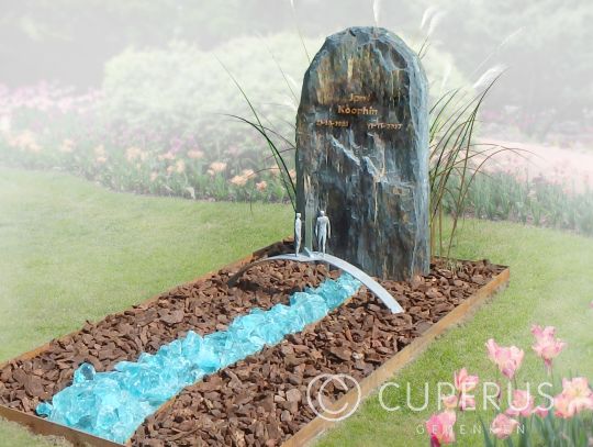 Natuurlijke ruwe grafsteen met bruggetje en rivier