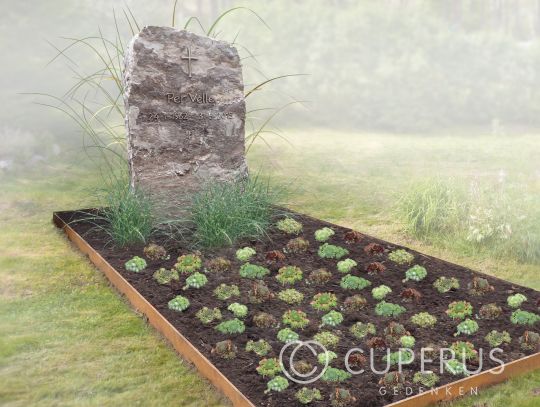 Ruwe grafsteen met kruis en Cortenstalen rand