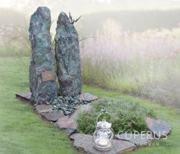 Natuurlijk grafmonument met zuilen