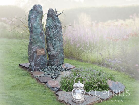 Grafsteen met twee blauwe zuilen en koperen tekstplaatje