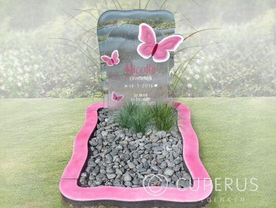 Glazen grafsteen voor meisje met vlinders
