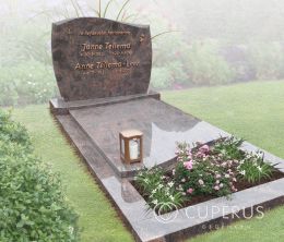 Golfkop grafsteen met bronzen letters