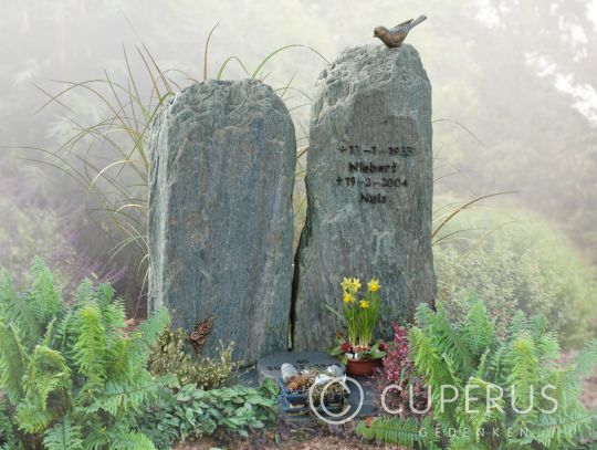 Twee ruwe grafstenen van Serpentijn met vogel