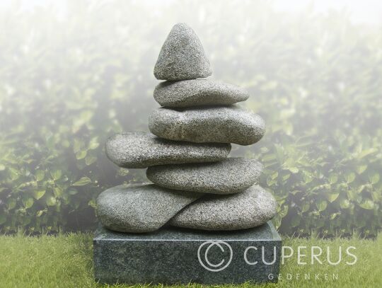 Urnenmonument keien stapelmannetje