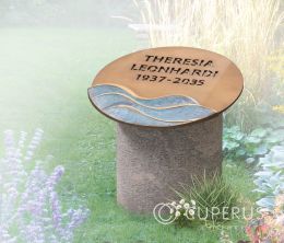 Korte urnenzuil met ronde bronze plaat