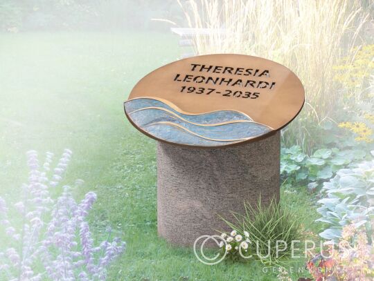 Korte urnenzuil met ronde bronze plaat