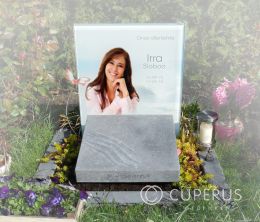 Urngedenkteken met foto in glas