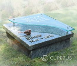 Urnenmonument met glas en bronzen vogel