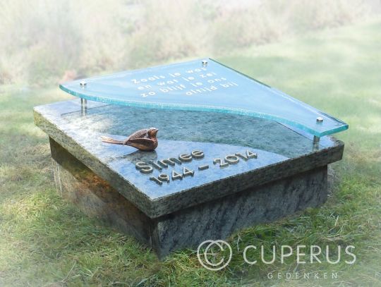 Urnenmonument met glas en bronzen vogel