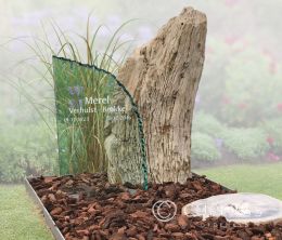Grafsteen versteend hout met glazen letterplaat