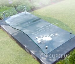 Liggende grafsteen met golvende glazen tekstplaat