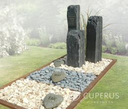 Natuurlijke zuilen grafmonument met 3 hartjes