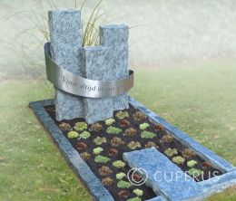 Natuurlijk grafmonument met ruwe zuilen en RVS-band