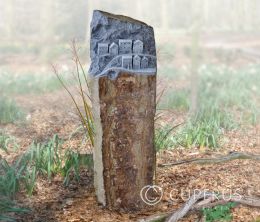 Zuilengraf van basalt met dorpje