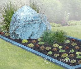 Zwerfkeien grafsteen met bronzen letters