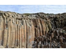 Basalt kei - natuurruw met gepolijst vlak foto 1