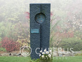 Blauw grafmonument van Diabas met tekstplaatje