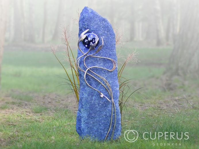 Blauwe grafzuil van Ruwe steen foto 1