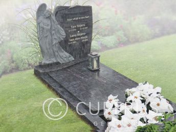 Christelijke grafsteen met engel en graflantaarn