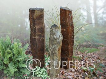 Drie grafzuilen van basalt