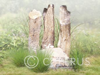 Drie natuurlijke grafzuilen van Basalt