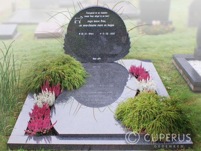 Dubbelgrafmonument met geschulpte randen foto 1