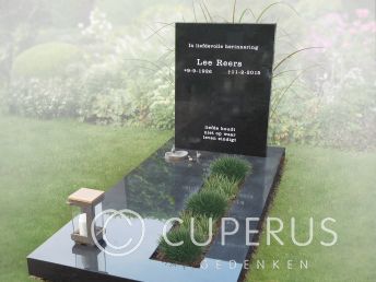 Eenvoudig gedenkteken met graflantaarn