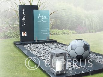 Eigentijds grafmonument met voetbal