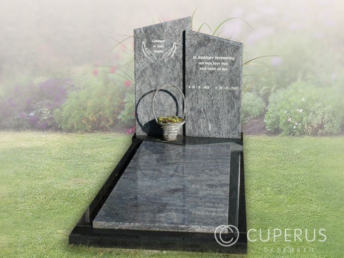 Enkel monument met schuine letterplaten foto 1