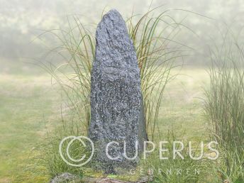 Enkele grafsteen van ruwe steen