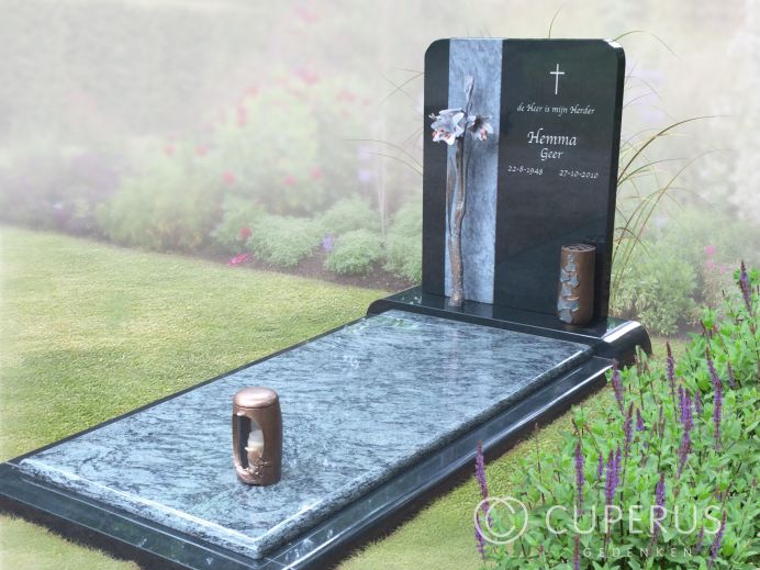 Grafmonument met bronzen bloem foto 1