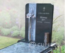 Grafmonument met bronzen bloem foto 2