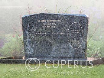 Familie grafmonument met schuine afloop