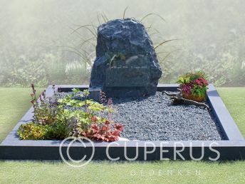 Familie grafsteen met ruwe steen en glazen tekstplaatje