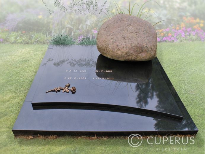 Familie grafsteen van Zwart graniet met zwerfkei foto 1