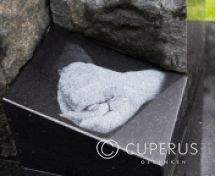 Familiegraf met 2 ruwe natuursteen zuilen foto 2