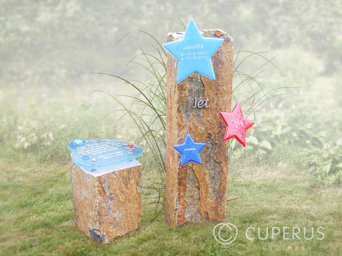 Kindergrafmonument met zuilen en gekleurde glazen sterren foto 1