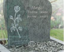 Ruwe grafsteen met roos op glazen plaat foto 3