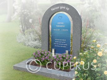 Grafmonument met boog en blauw glas