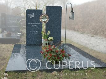 Grafmonument met dubbele lettersteen en glazen bol