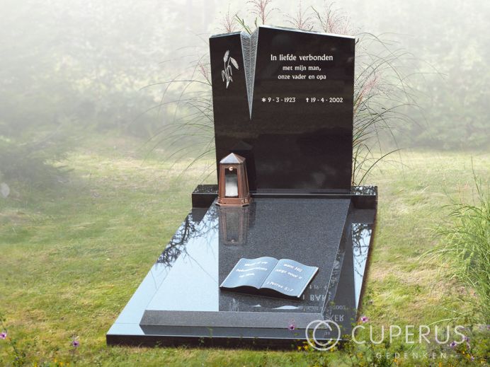 Grafmonument met een graflantaarn en boek op de vloer foto 1