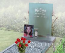 Glazen grafmonument met foto en graflantaarn foto 2