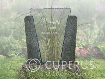 Grafmonument met glazen letterplaat